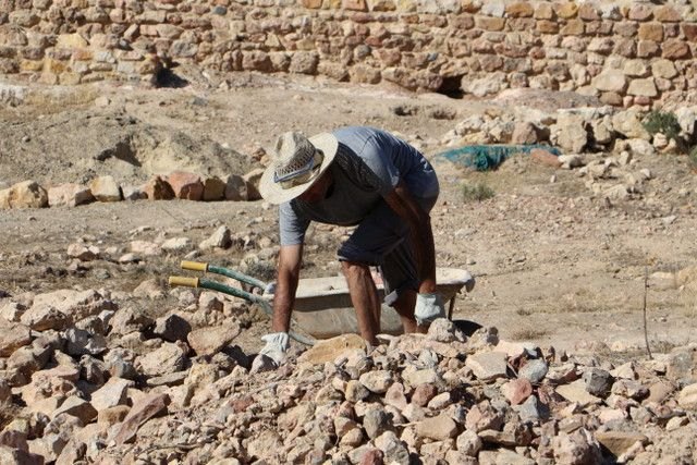 Campo de trabajo de arqueología en el Yacimiento de las Paleras del Cerro del Castillo de Alhama de Murcia 2016