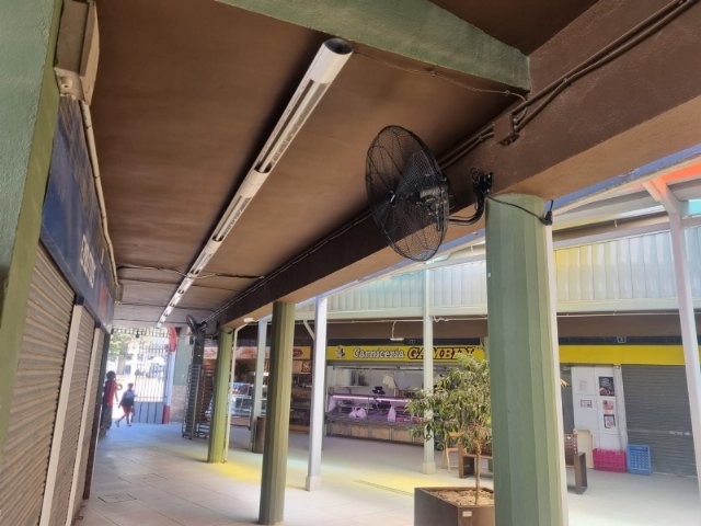 Instalan ventiladores en la Plaza de Abastos para combatir las altas temperaturas