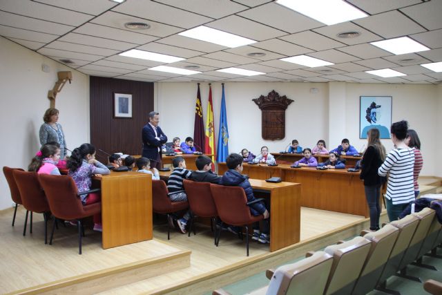 Alumnos del colegio Sierra Espuña visitan el Ayuntamiento