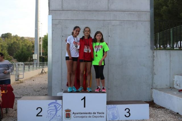El atletismo escolar de Alhama suma varias medallas en la final regional por equipos