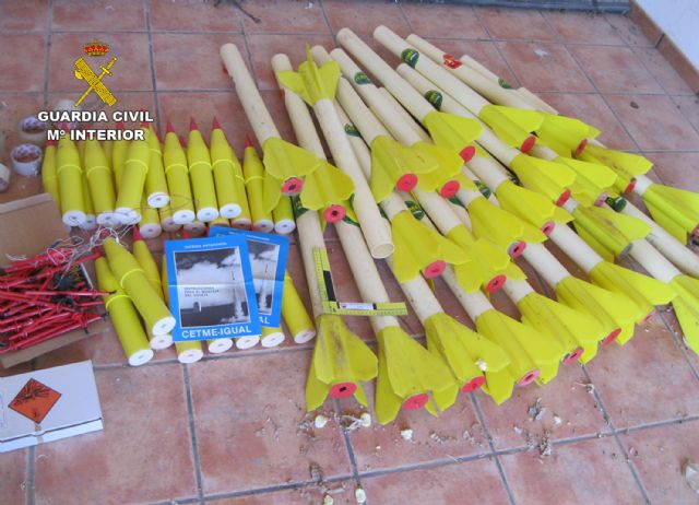 La Guardia Civil desactiva 26 cohetes granífugos hallados en un almacén