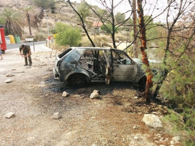 Un vehículo se incendia en el Parque Regional de Sierra Espuña
