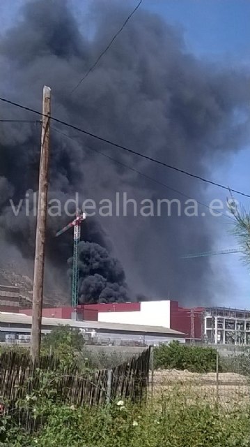 Servicios de emergencia acuden a sofocar un incendio declarado en las instalaciones de la empresa ElPozo, en Alhama de Murcia