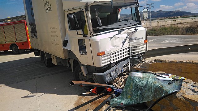 Rescatado y trasladado al hospital el conductor de un camión accidentado en Alhama de Murcia
