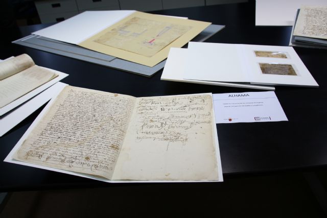 Alhama restaura dos documentos históricos a través del Archivo General de la Región