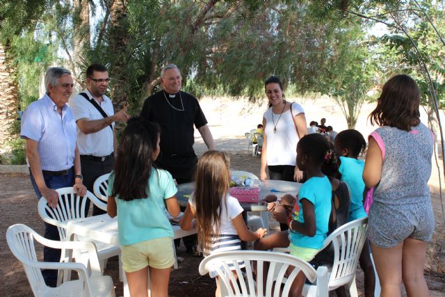 Mons. Lorca Planes visita la 'Casa de El Raal', en Alhama de Murcia