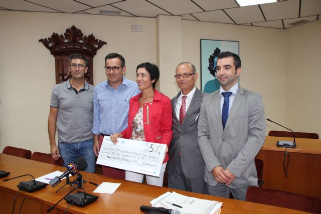 La Fundación La Caixa dona un cheque por importe de 5.500 euros al Ayuntamiento de Alhama