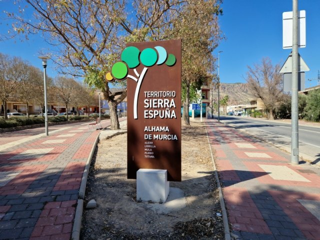 Dos tótems 'Territorio Sierra Espuña' dan la bienvenida a Alhama de Murcia