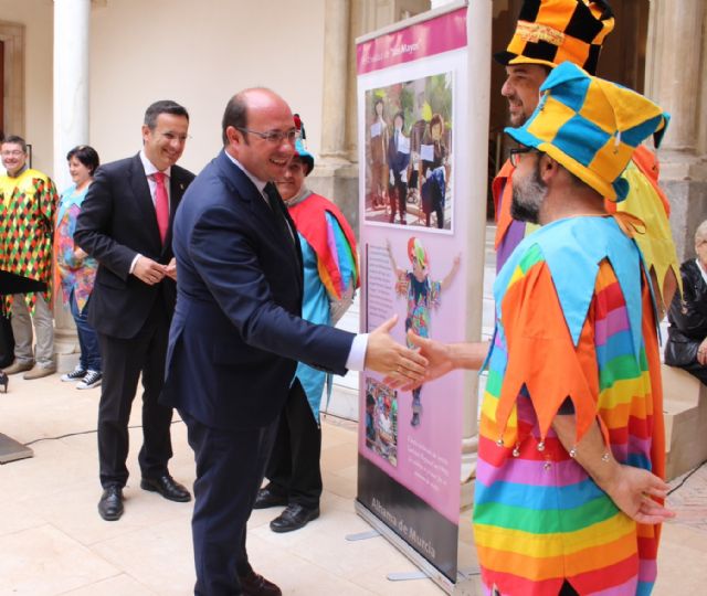 El presidente de la Comunidad anima a participar en la 'colorida tradición' de los 'Mayos' de Alhama de Murcia