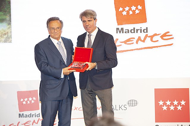 Tomás Fuertes, recoge el premio a la Excelencia de la Persona de la mano del presidente de la Comunidad de Madrid