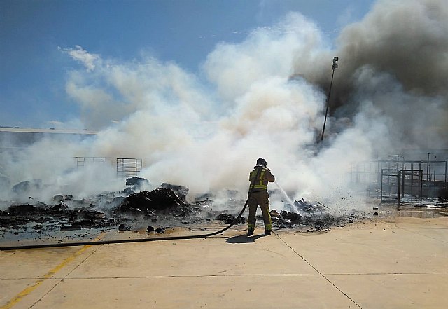 Incendio en el exterior de una nave industrial del polígono Industrial Las Salinas